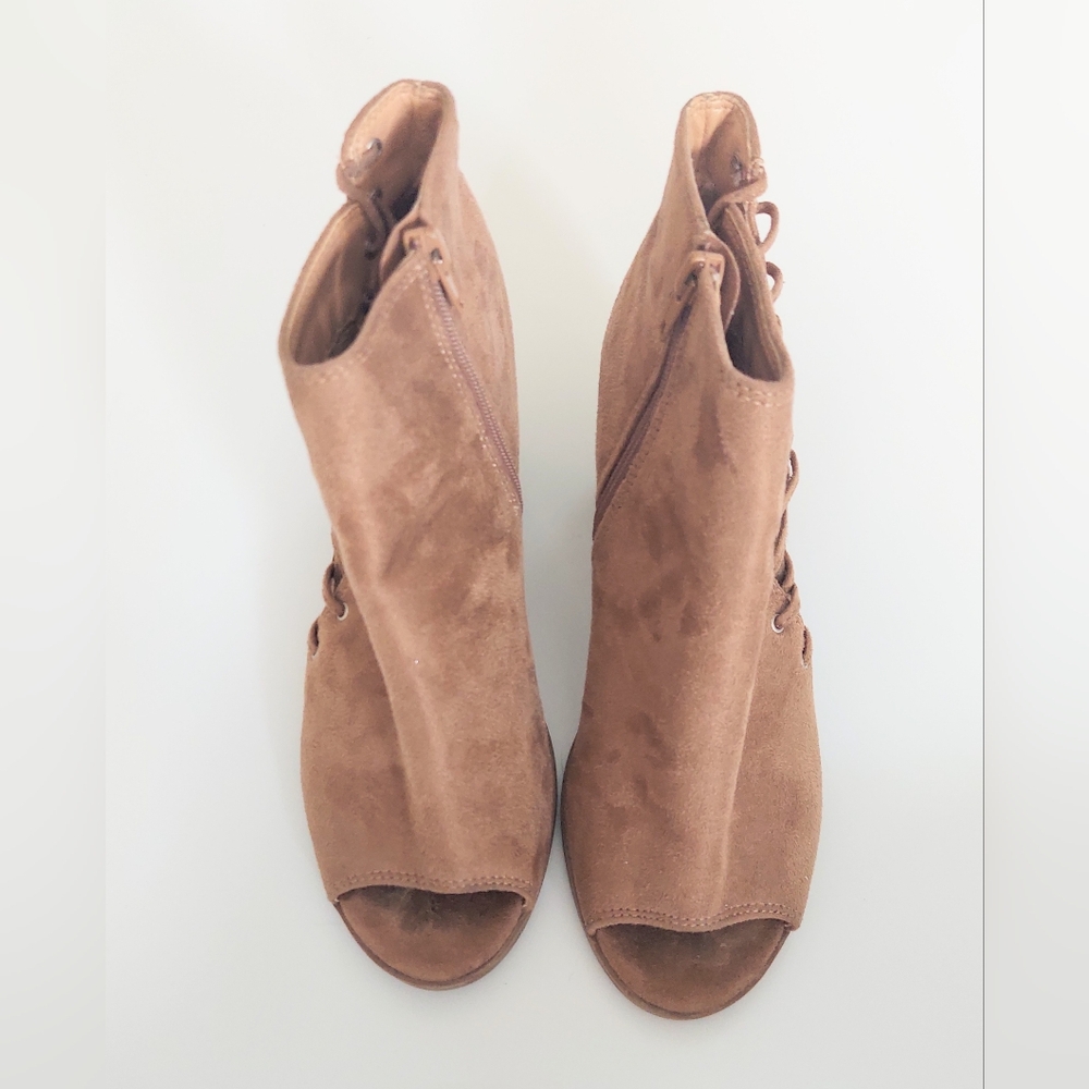 Coconuts by Matisse Size 8M Side Lace Open Toe Tan Suede Ankle Boots